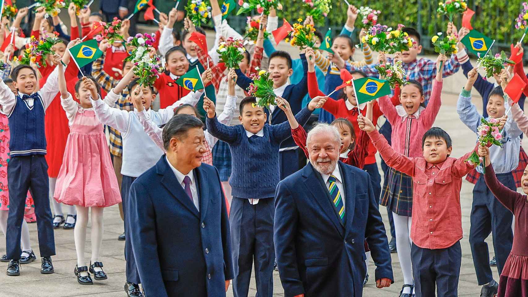 Los presidentes chino y brasileño desfilan acompañados por un espectáculo infantil.
