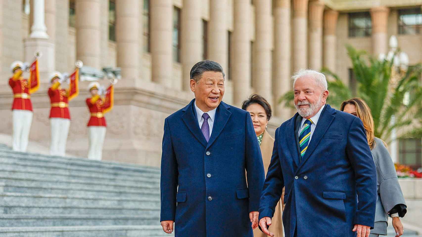 Xi Jinping y Lula da Silva caminan por el Salón del Gran Pueblo de Pekín acompañados por sus esposas.