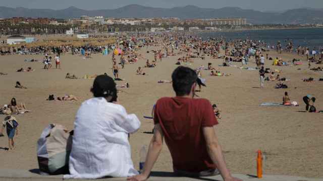 Dos personas en una playa valenciana este semana.