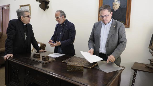 Firma del convenio de cesión del inmueble para Cáritas