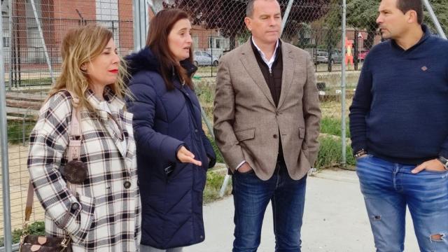 Visita de Francisco Requejo y miembros de Zamora Sí al barrio de Los Bloques