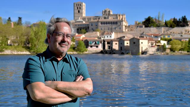 Francisco Guarido, en la playa de Los Pelambres con Zamora de fondo