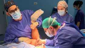 Fotografía durante la operación sin sangre para extirpar el tumor de 1 kilo. EE
