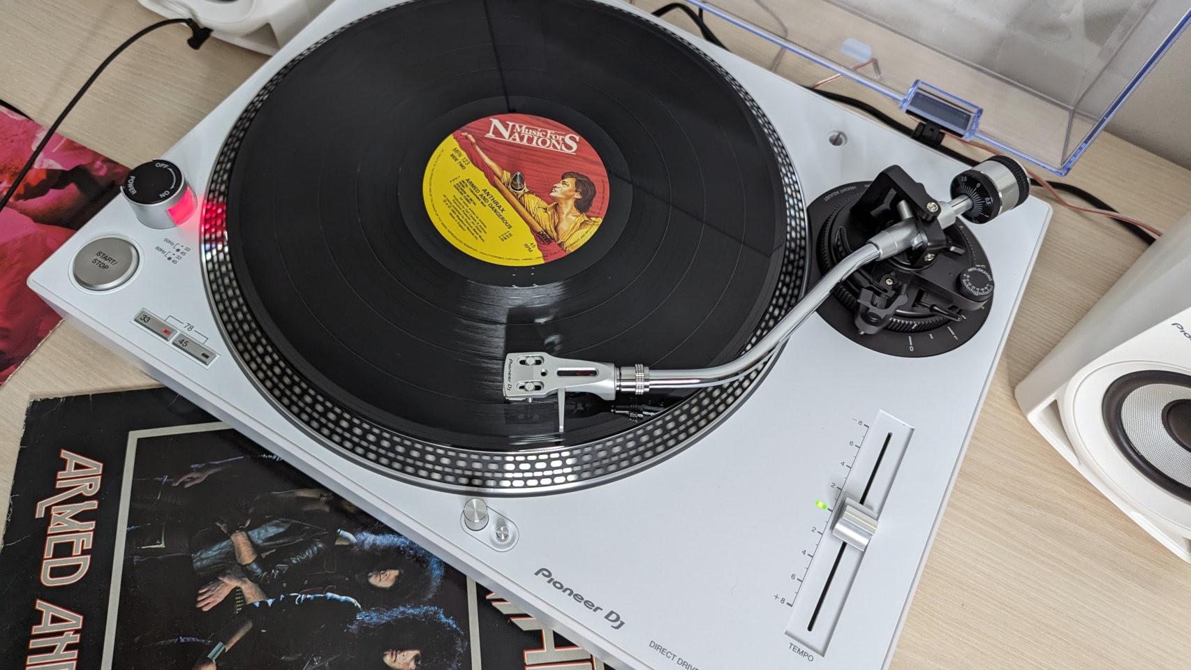 .com: Tocadiscos de vinilo con altavoces mejorados