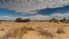 Un barco encallado en el mar de Aral.