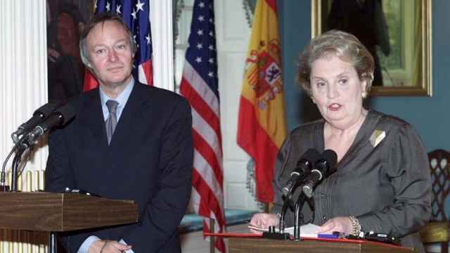 Josep Piqué, ministro de Exteriores, y Madeleine Albright, en la Secretaría de Estado, en agosto de 2000.