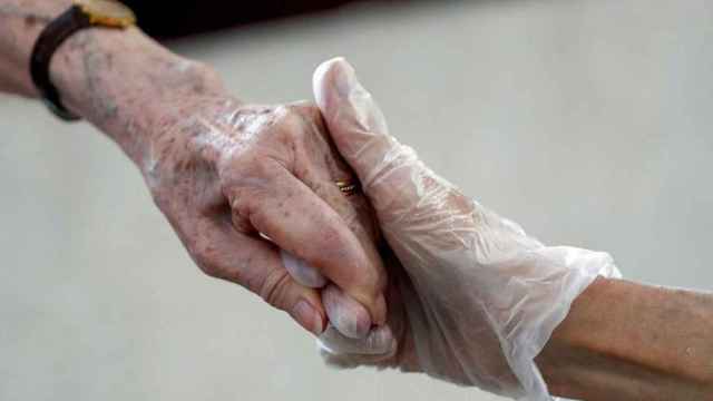 Apretón de manos a una residente en un centro de ancianos./