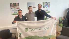 De izquierda a derecha: Karim Abdel-Baky, cofundador de TeamClimate; Fran Benedito, CEO de ClimateTrade, y Christoph Rebernig, cofundador también de la empresa austríaca.
