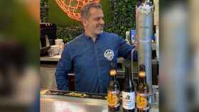 Álvaro Rodríguez, el cervecero de El Jardín de la Cerveza de Humanes, tirando una caña de la marca de Ayuso.