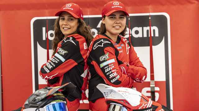 Gabriela y Daniela, campeonas de motocross.