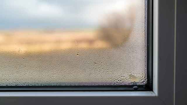 Una ventana muestra la humedad generada por la condensación