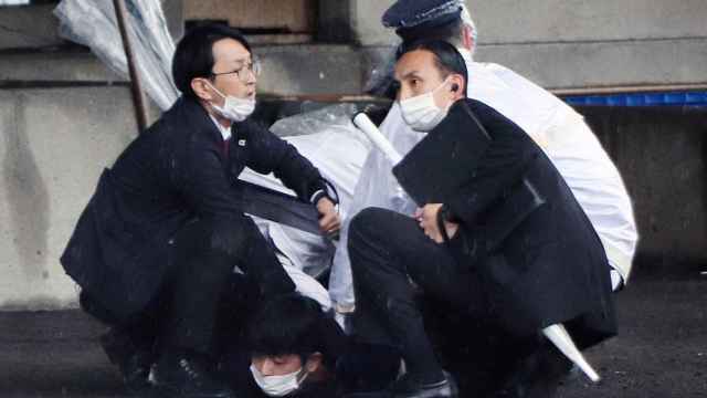 Agentes de policía detienen a un hombre sospechoso de haber lanzado explosivos cuando el primer ministro japonés, Fumio Kishida, se disponía a pronunciar un discurso en un puerto pesquero de Wakayama.