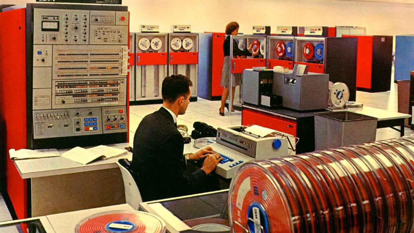 Una sala con varios 'mainframe' en los años 60.