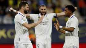 Nacho, Rodrygo y Benzema, celebrando el primer gol del Real Madrid