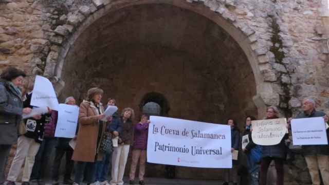 Ciudadanos por la Defensa del Patrimonio durante la lectura del manifiesto en la Cueva de Salamanca