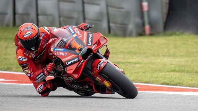 El piloto Pecco Bagnaia traza un viraje con su Ducati GP23, en el circuito COTA de Austin.