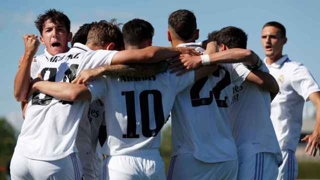 Los jugadores del Real Madrid Castilla celebran uno de los goles frente al Celta B.