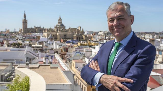 José Luis Sanz, el candidato del PP en Sevilla, posa sonriente para EL ESPAÑOL con la Giralda de fondo.