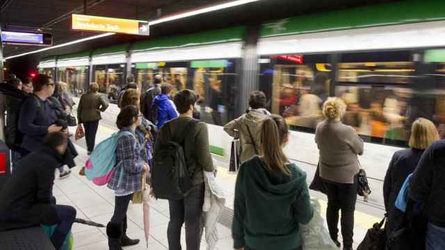 Un grupo de pasajeros espera en el interior de una de las estaciones del Metro de Málaga.