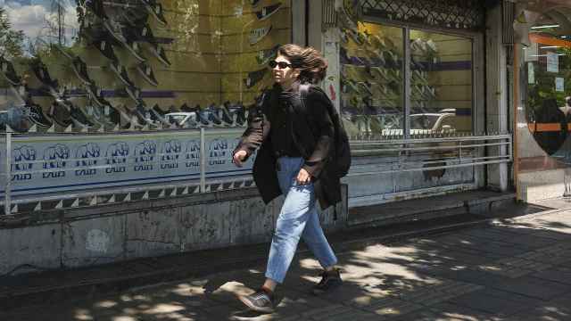 Una mujer sin velo camina por las calles de Teherán (Irán)