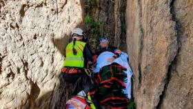 Momento en el que el Grupo de Rescate y Salvamento de Protección Civil auxilia al ciclista accidentado