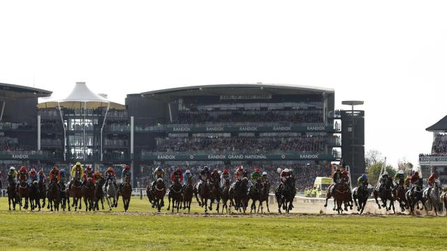 Vista general de los caballos y sus jockeys en el Grand National 2023