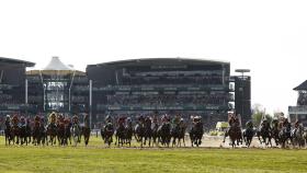 Vista general de los caballos y sus jockeys en el Grand National 2023