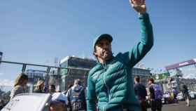 Fernando Alonso, saludando a los aficionados en el Gran Premio de Australia de la Fórmula 1 2023