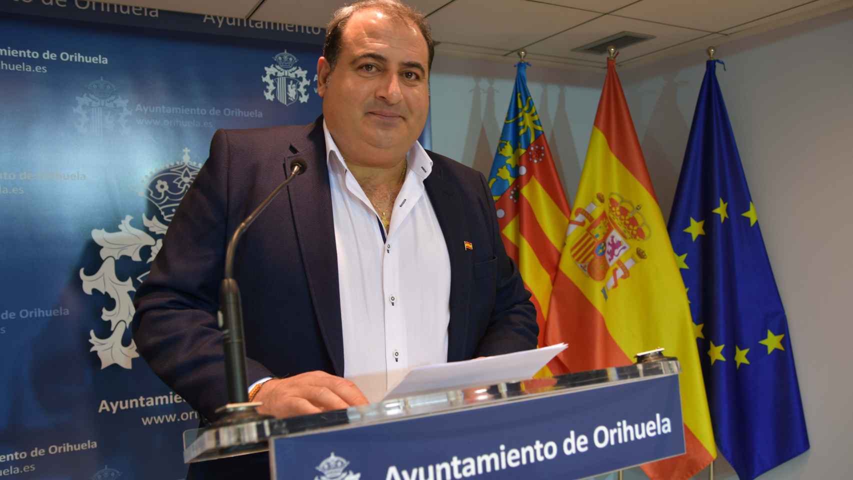El edil al que la alcaldesa ha retirado sus comeptencias, Ángel Noguera, en una comparecencia.