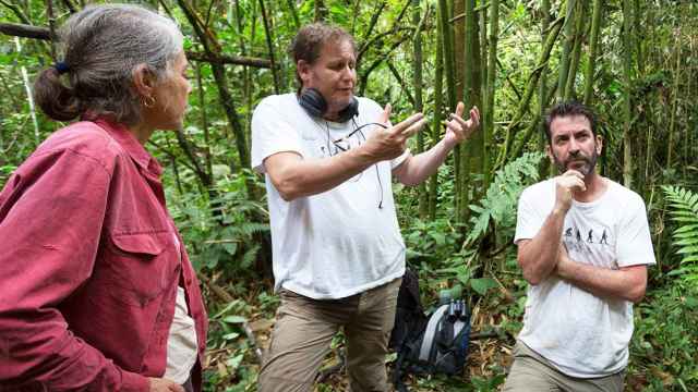 Un momento de la grabación en el Amazonas de 'La Selva de Cristal', con Gerardo Olivares y Arturo Valls.