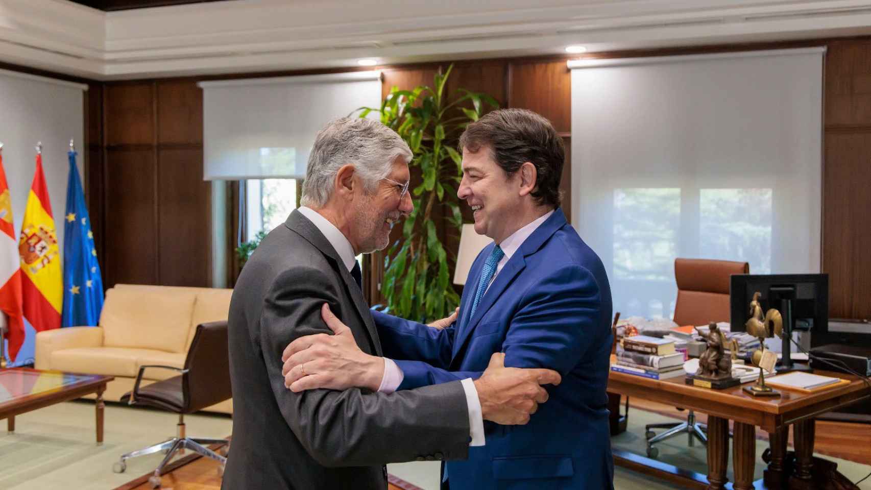 El presidente de la Junta de Castilla y León, Alfonso Fernández Mañueco, ha mantenido hoy un encuentro con el Embajador de Portugal, Joâo Mira Gomes