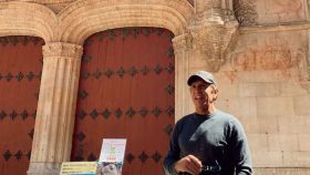 Manuel Díaz 'El Cordobés' visita la fachada de la Universidad de Salamanca