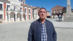 Luis Alonso Laguna, alcalde de Villalar de los Comuneros, en la plaza del pueblo