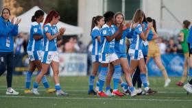 Las jugadoras del Alhama aplauden durante un partido.