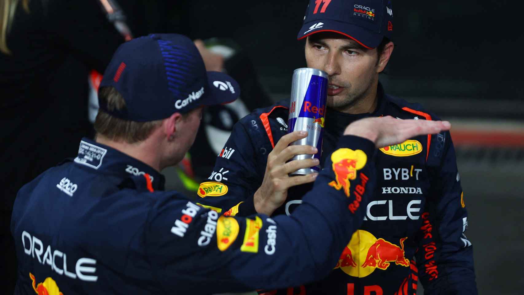Max Verstappen y Sergio 'Checo' Pérez, hablando en el Gran Premio de Arabia Saudí de la F1 2023