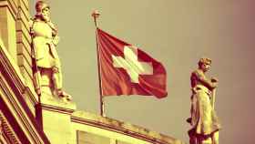 Bandera de Suiza en el Parlamento del país, sede de Credit Suisse.