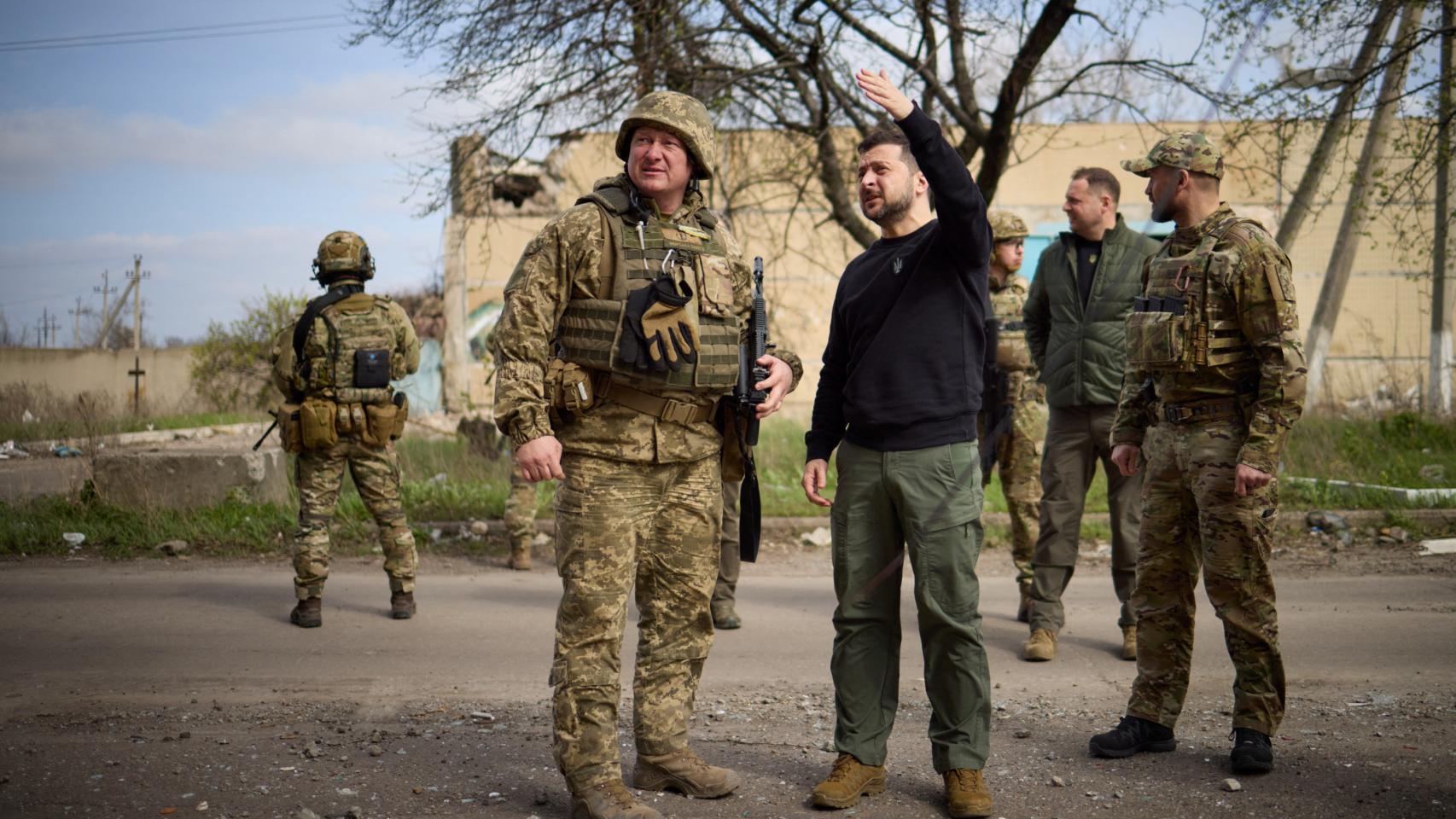 Zelenski visita la primera línea del frente en Lugansk
