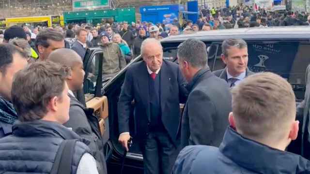 El rey Juan Carlos I, en su llegada a Stamford Bridge.