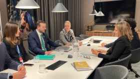 La vicepresidenta tercera, Teresa Ribera, durante su reunión este martes en Estocolmo con el comisario de Medio Ambiente, Virginijus Sinkevičius