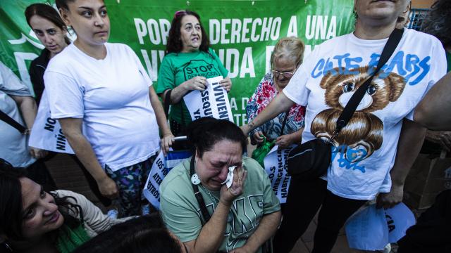 Luisa (c), una mujer que va a ser desahuciada en Málaga junto a sus cuatro hijos, inicia una huelga de hambre para exigir una solución habitacional para su familia, este martes junto a familia y amigos en el Instituto Municipal de la Vivienda en la capital malagueña.