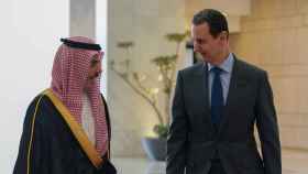 Bachar al-Ásad conversa con el ministro saudí de Exteriores, Faisal bin Farhan, este martes en Damasco.