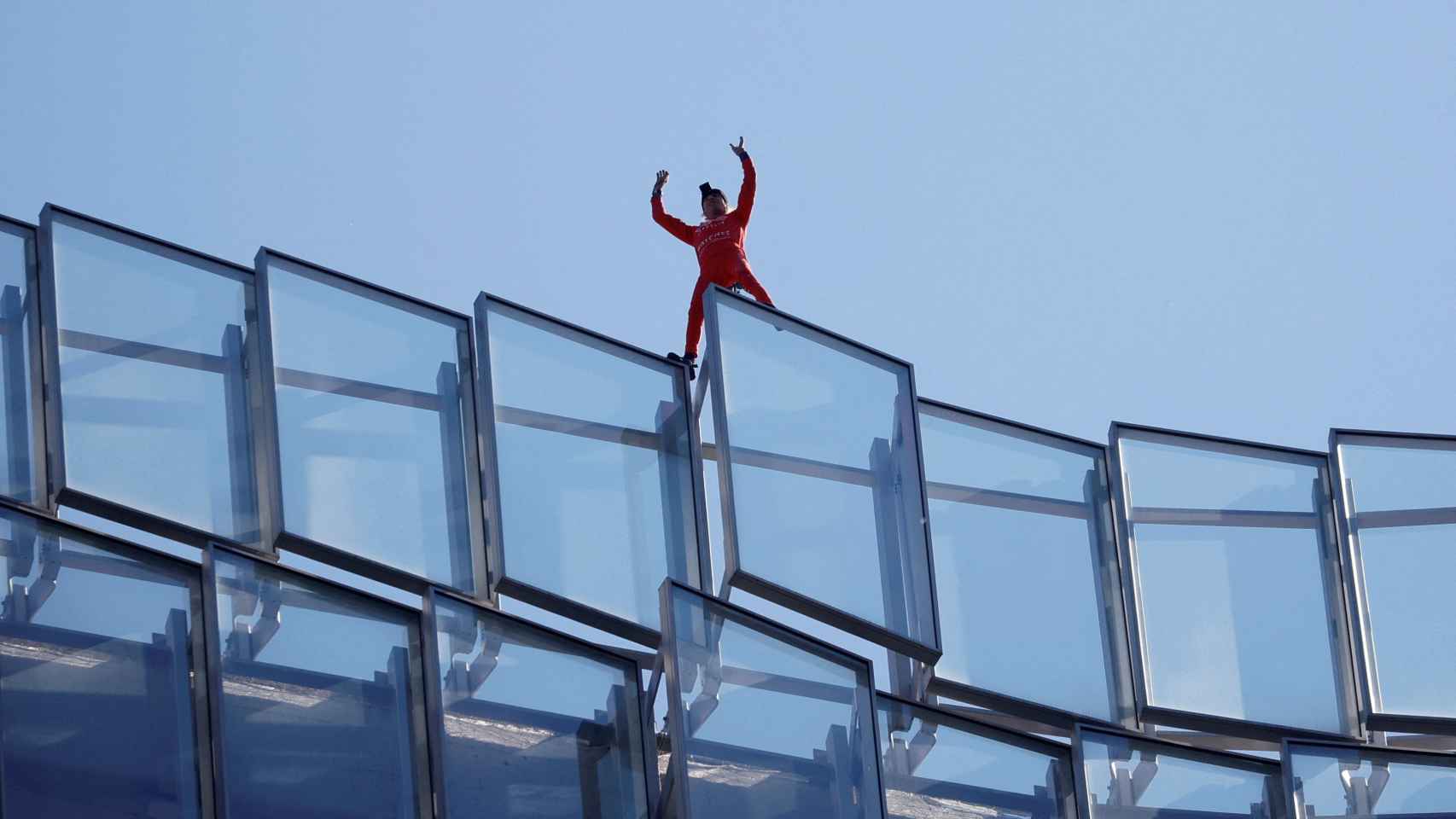 El Spiderman francés Alain Robert escala un rascacielos para protestar por la reforma de las pensiones.