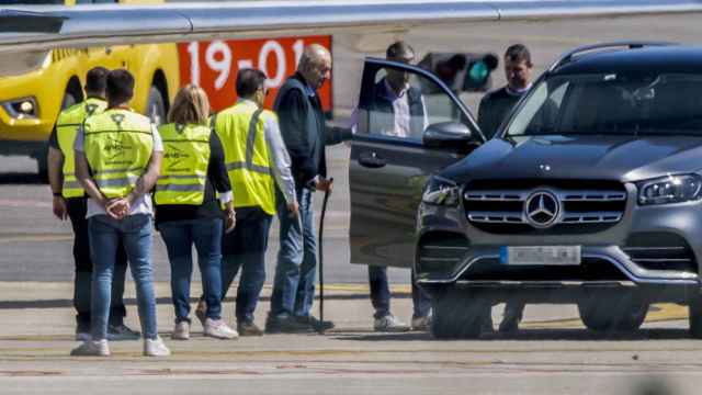 El rey Juan Carlos este miércoles en el aeropuerto de Vigo.