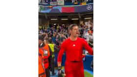 Thibaut Courtois celebrando la victoria, con la Seña Bermeja detrás