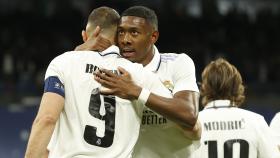 David Alaba abraza a Benzema durante un partido del Real Madrid