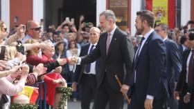 Felipe VI saludando a los ciudadanos en Ronda.