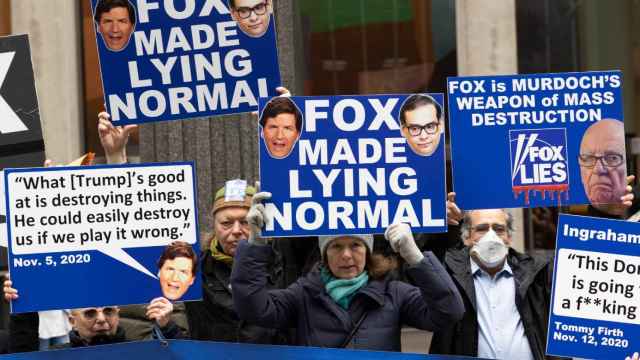 Manifestantes frente a la sede de Fox News.