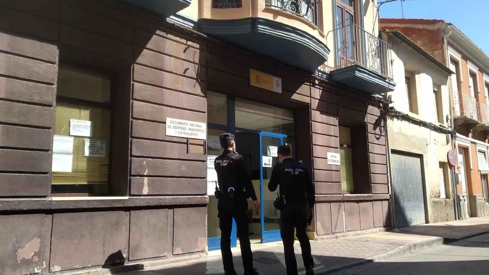 Dos policías nacionales llegando a la Comisaría de Alcantarilla,.