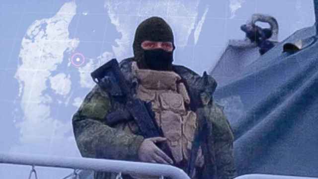 Un hombre enmascarado en la cubierta del Almirante Vladimirsky, el barco en el centro de una investigación de varias emisoras nórdicas que encontró una flota rusa de presuntos barcos espías en aguas nórdicas.