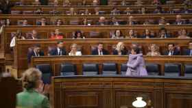 Irene Montero e Ione Belarra se abrazan en el Congreso de los Diputados.